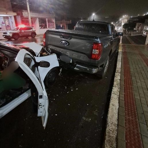 PM prende mulher embriagada por bater em carro estacionado em Campo Erê