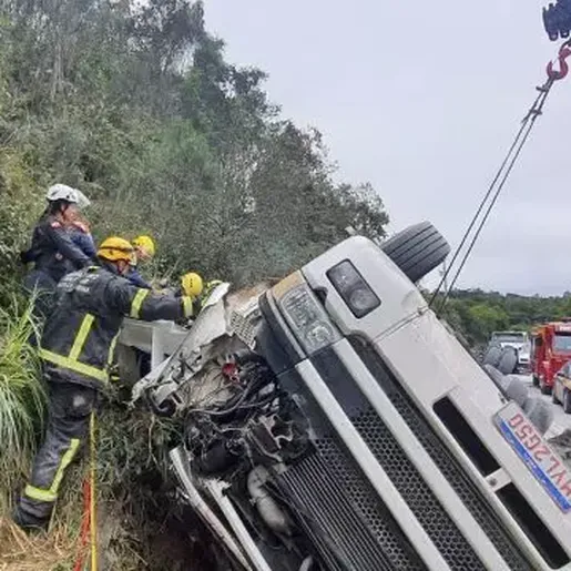 Caminhão capota e interrompe totalmente o trânsito na BR-282 em Rancho Queimado