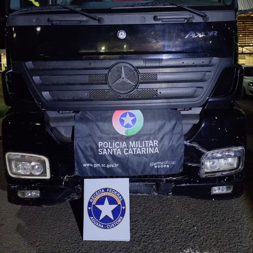 PM apreende caminhão com laranjas argentinas em Dionísio Cerqueira