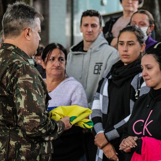 Ex-combatente da FEB é sepultado com honras fúnebres; vídeo