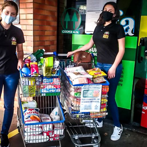 Vereadores mirins entregam alimentos e roupas a atingidos por tornado