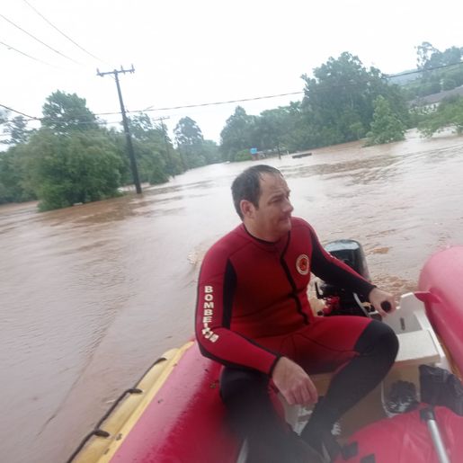 Bombeiros resgatam homem que ficou ilhado no Rio Uruguai