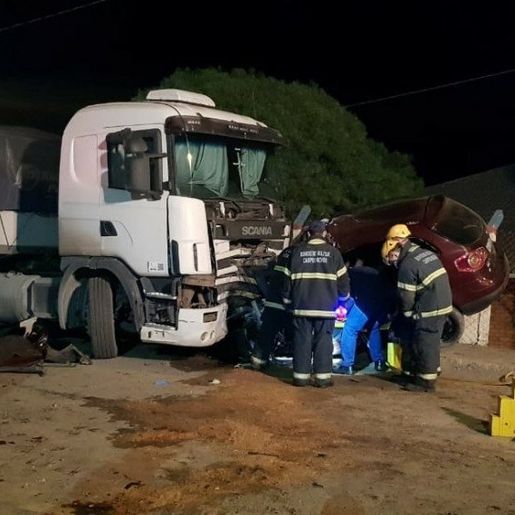 Jovem morre após acidente entre automóvel e carreta