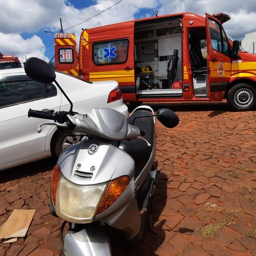 Duas pessoas ficam feridas em colisão de carro e moto, em Iporã do Oeste