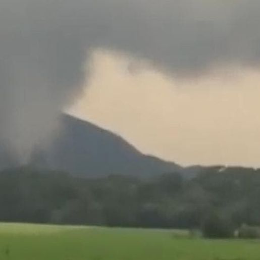 Vídeo mostra momento em que tornado toca o chão em SC