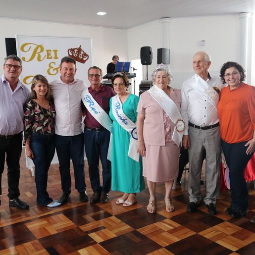 Cecilia e Beno Bonhenberguer são coroados Rei e Rainha da Terceira Idade em São José do Cedro
