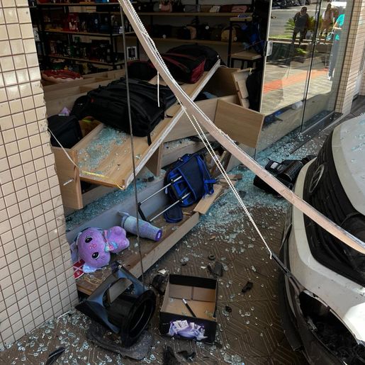 Motorista invade calçada e colide contra fachada de loja no centro de SMO