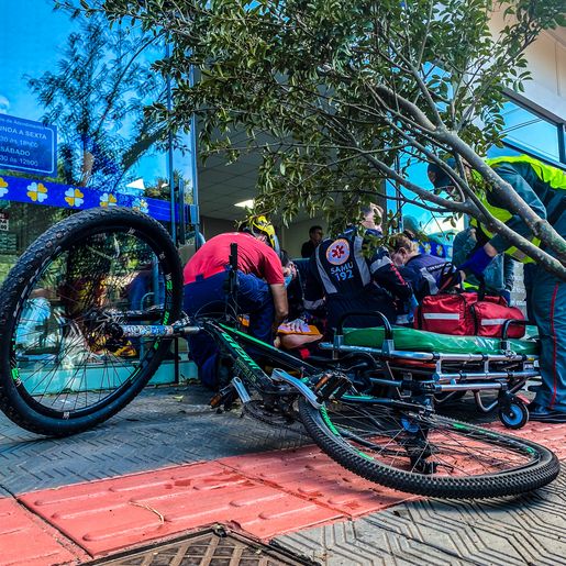 Condutor confunde pedais e atinge pessoas em SMO; assista
