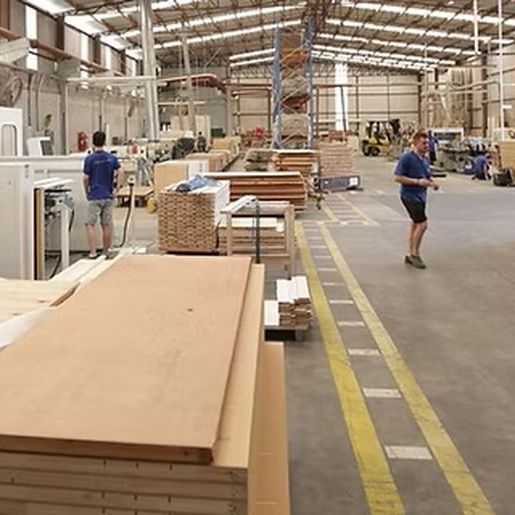 Nova tarifa dos EUA preocupa setor madeireiro e moveleiro do Oeste