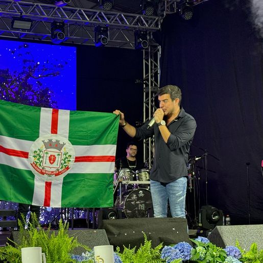 Mesmo com chuva, público lota espaço de shows para ver Marcos e Belutti