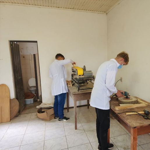 Escola de Itapiranga transforma árvores caídas em peças artesanais