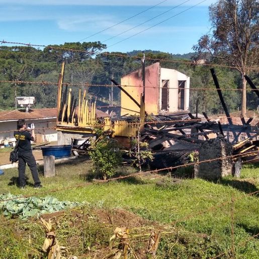 Padrasto que matou e queimou criança é encontrado morto na prisão