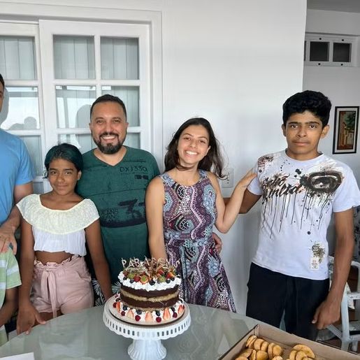 Pai solo adota 5 filhos e evita separação de irmãos em SC: 'Sem esperar uma circunstância perfeita'