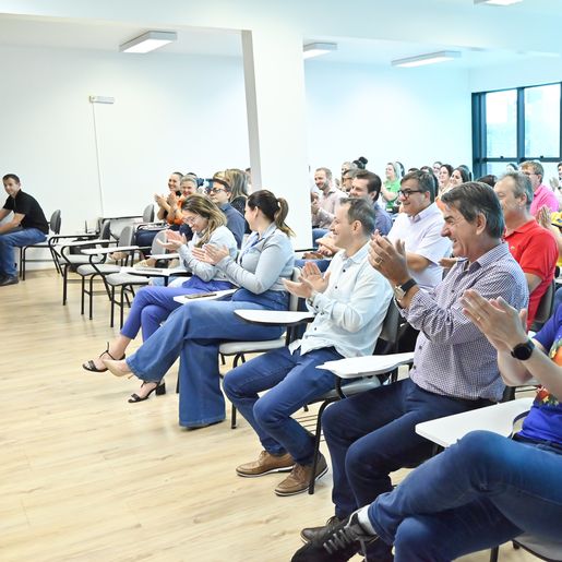 Natal Show em São Lourenço inicia com acendimento das luzes e chegada do Papai Noel