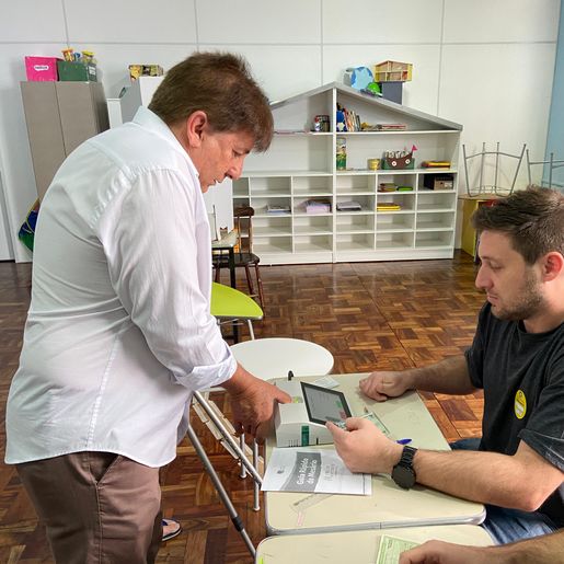 Candidato a prefeito, Juarez da Silva, vota no Colégio JMJ