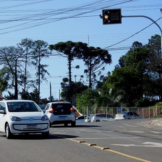 Novos semáforos são instalados na Willy Barth em São Miguel do Oeste