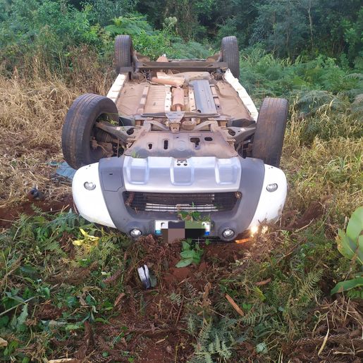Capotamento de veículo acaba com dois feridos na PR-158