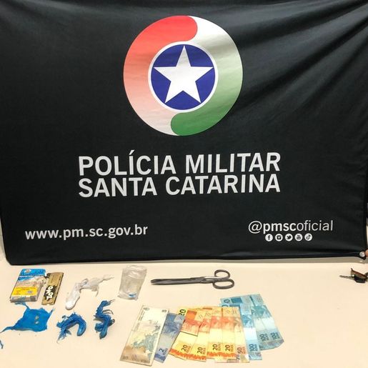 Homem é preso por tráfico de drogas, desacato, ameaça e desobediência em SMO