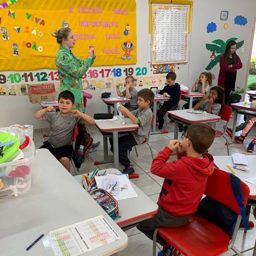 Atividade educativa de saúde bucal entrega kis em escolas de Guarujá do Sul