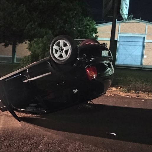 Capotamento na BR-282 deixa jovem de 21 anos com ferimentos leves em Pinhalzinho