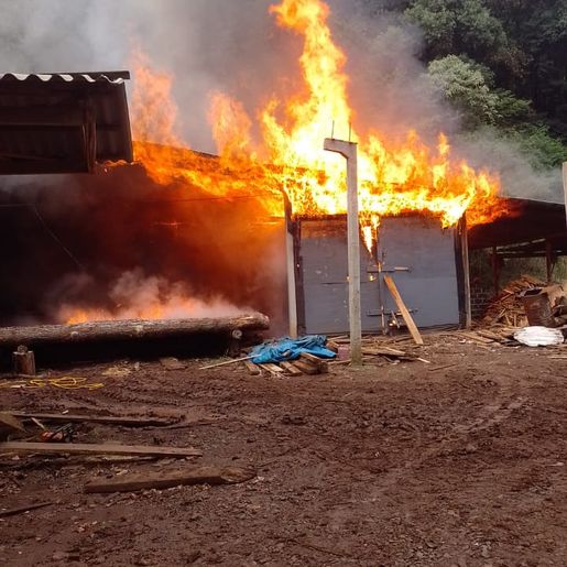 Incêndio atinge estufa de indústria de madeiras em Pinhalzinho