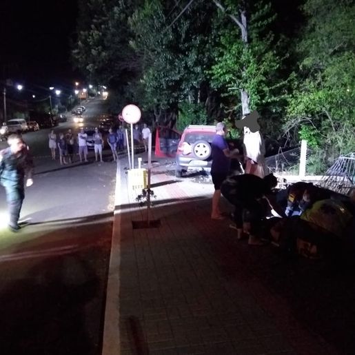 Motorista perde controle da direção e colide em muro de escola em SJCedro