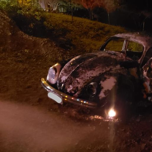 Fusca é destruído por incêndio durante a madrugada