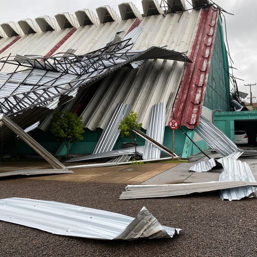 Temporal arranca telhado da Secretaria de Assistência Social em São Miguel do Oeste