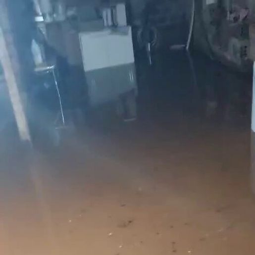 Casa fica alagada durante chuva em Itapiranga