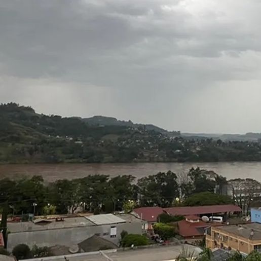 Sem combustível, barco com crianças e adultos encalha no Rio Uruguai em Itapiranga