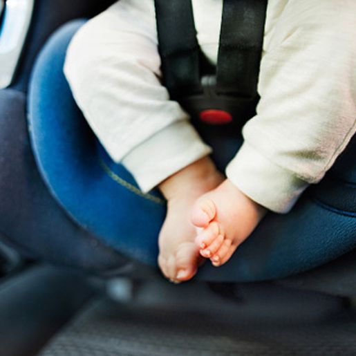 Mulher é presa após deixar criança dentro de carro para ir consultar em SMO