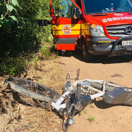 Menor sofre lesões em acidente entre carro e bicicleta motorizada