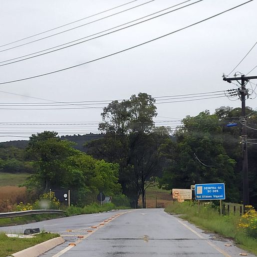 Caminhão trator e veículo colidem na SC-305