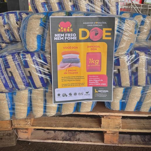 Supermercado Imperial entrega doações da ação “Nem Frio, Nem Fome”