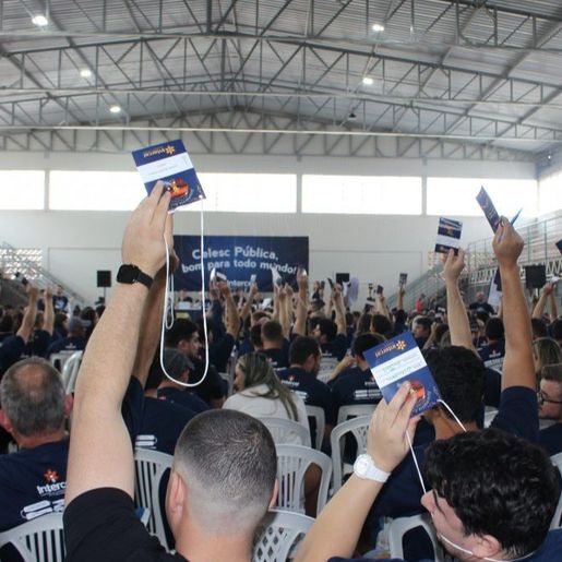 Cerca de 90% dos trabalhadores da Celesc entram em greve em todo Estado, diz sindicato