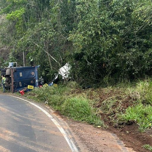 Tombamento de caminhão carregado com bebidas mobiliza bombeiros na SC-305