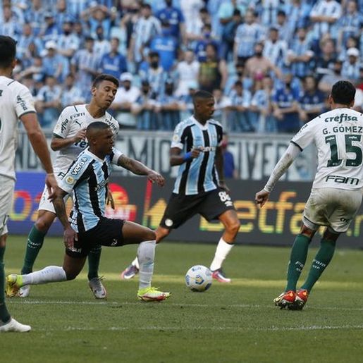 Grêmio perde do Palmeiras e se afunda ainda mais na zona de rebaixamento