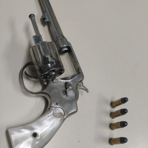 Polícia apreende arma de fogo e prende três pessoas no interior