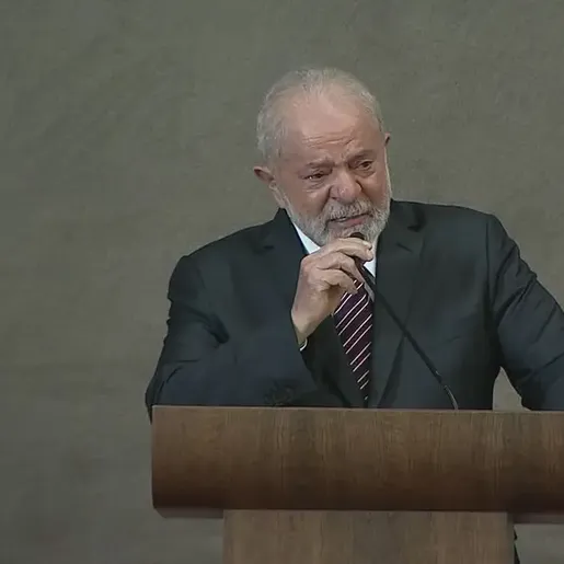 Lula é diplomado pelo TSE, chora e diz que povo reconquistou democracia