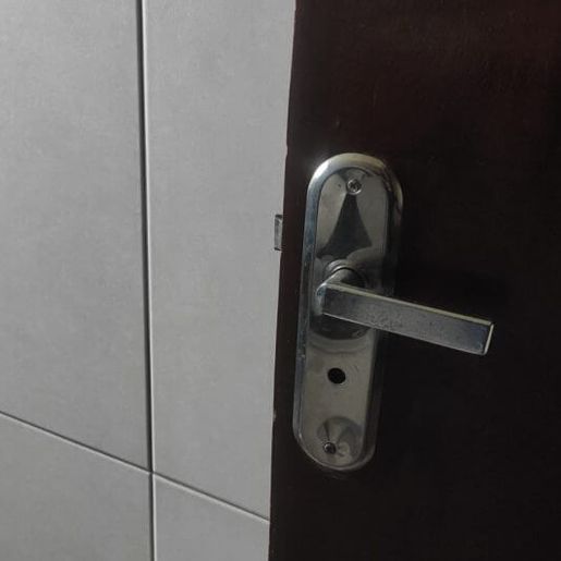 Bebê se tranca em banheiro, inunda apartamento e mobiliza bombeiros em SC