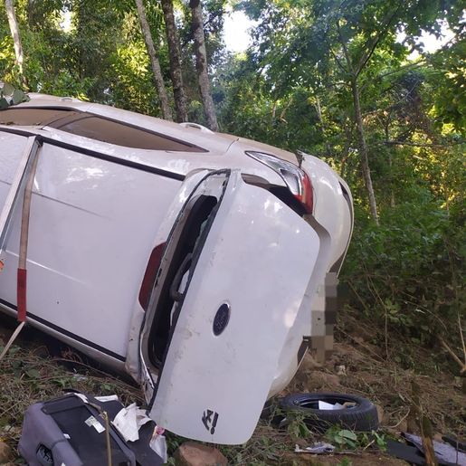 Condutora perde controle de veículo, sai da pista e capota em Itapiranga