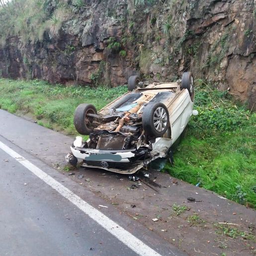 Saída de pista causa capotamento na BR-282