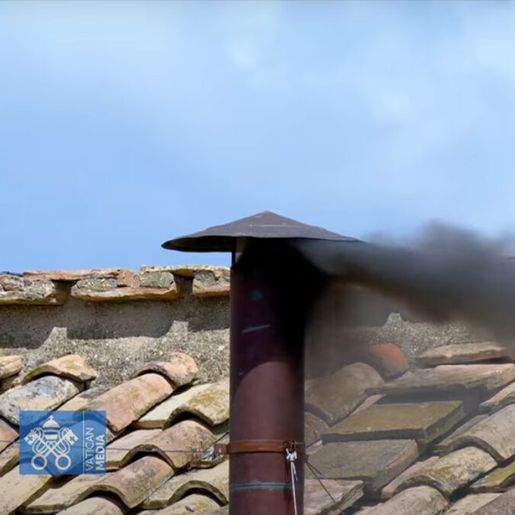 Cardeais não chegam a consenso, e fumaça preta volta a ser emitida na Capela Sistina