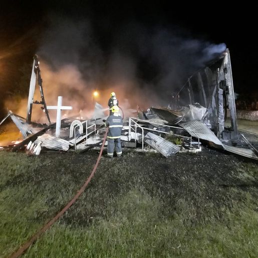 Igreja no interior de São João do Oeste é destruída por incêndio