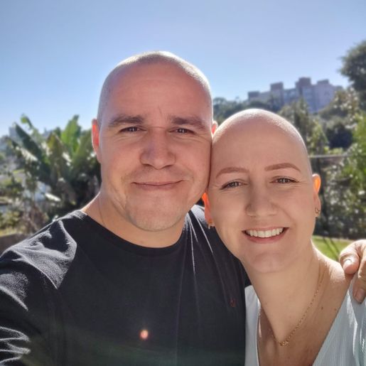 SMO: Bombeiro raspa a cabeça após cortar cabelo da esposa diagnostica com câncer