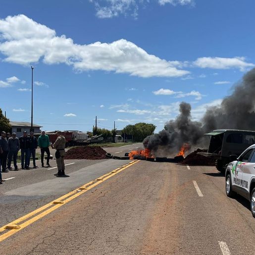 Grupo bloqueia trecho da SC-161 em Palma Sola