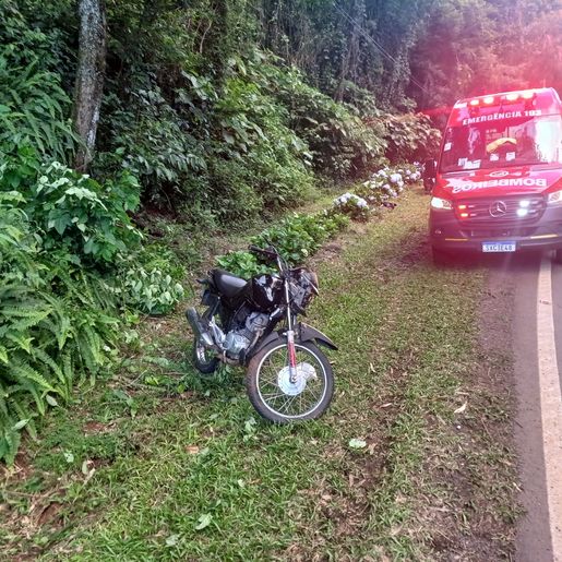 Jovem fica ferido em colisão de carro e moto em São João do Oeste
