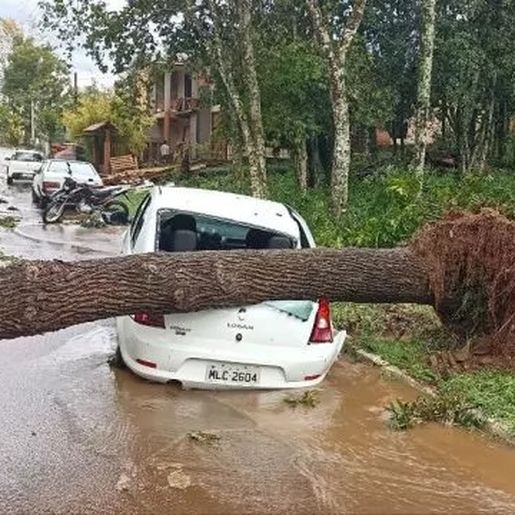 Tornado F-1 atinge SC com ventos de 120 km/h, diz Defesa Civil