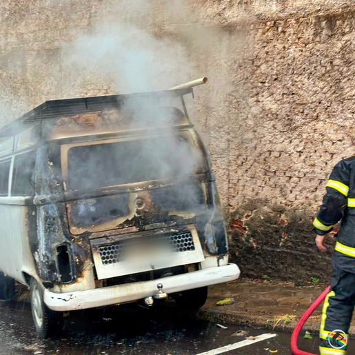 Kombi é parcialmente destruída por fogo em São Miguel do Oeste