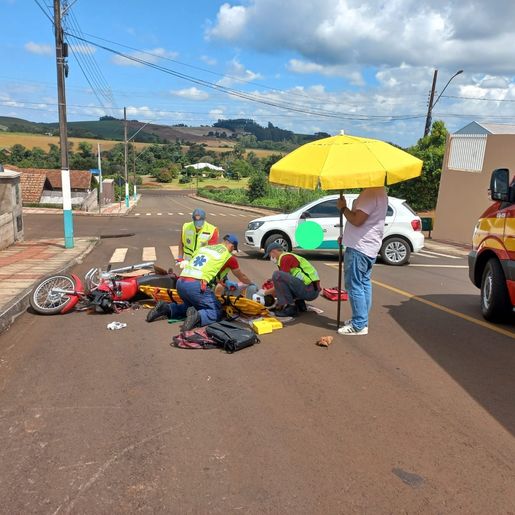 Colisão entre carro e moto deixa um ferido em bairro de Iporã do Oeste